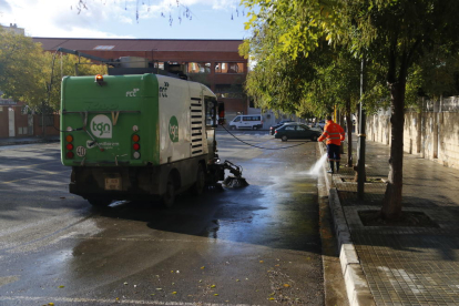 Imatge d'un camió de neteja d'FCC, empresa que serà multada per l'Ajuntament.