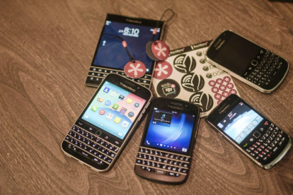 Imagen de archivo de varios dispositivos BlackBerry.