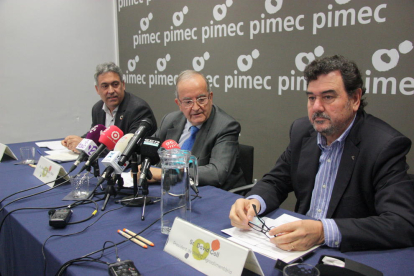 Els dirigents de Pimec en la presentació del pacte nacional d'acció al món rural, amb el president Josep González, al centre.