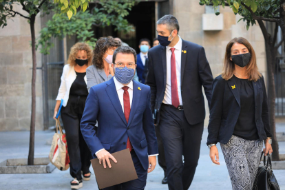 El vicepresidente Pere Aragonès caminando al lado de Meritxell Budó y otros consellers detrás en el Pati dels Tarongers.