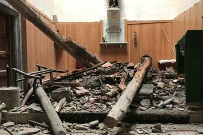 Los escombros acumulados en el altar de la iglesia de Savallà del Comtat.
