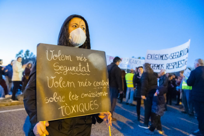 Una manifestant mostra una pancarta exigint més seguretat, en la concentració a l'N-340.