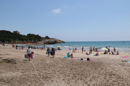 Pla general dels usuaris de la platja de l'Arrabassada de Tarragona en el primer dissabte de la fase 2 del pla de desescalada