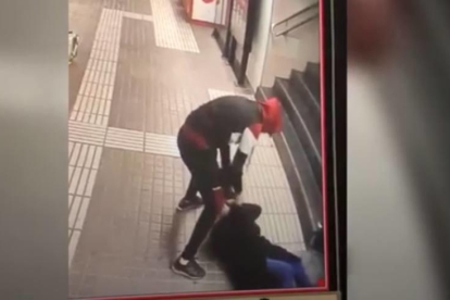 Una imatge del vídeo on es veu l'agressió al metro.