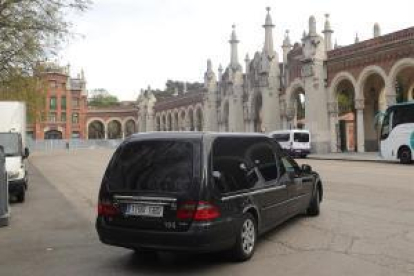 Un coche funebre llega en el cementerio de La Almudena