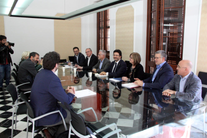 Plano abierto de la reunión entre representantes del Gobierno y los alcaldes que forman parte del Pacto para las infraestructuras del Camp de Tarragona.