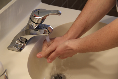Tendríamos que tardar entre 20 y 30 segundos en lavarnos bien las manos.