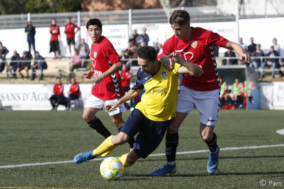 Una de les jugades de l'últim partit disputat per la Pobla contra el Castelldefels.