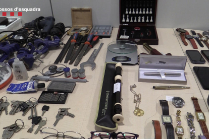 Imatge cedida pels Mossos d'Esquadra amb alguns dels objectes intervinguts a un grup criminal acusat de deu robatoris amb força en pisos de Barcelona