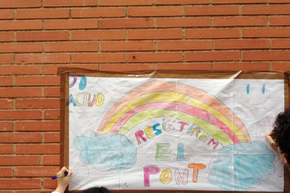 Una usuaria y un profesional de la Asociación El Pont de Tarragona dibujando.