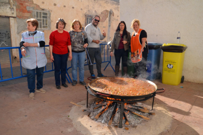 Los participantes en la preparación de la sartén|paella.