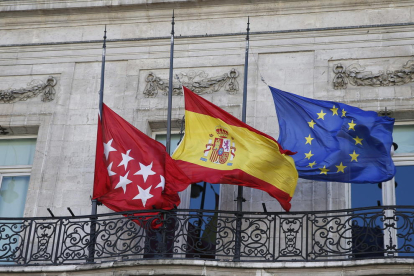 Les bandera d'Espanya,de la Comunitat de Madrid i de la Unió Europea, situades a la Casa de Correus