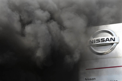La planta de la ZOna Franca de Nissan amb el fum de les accions de protesta dels treballadors.