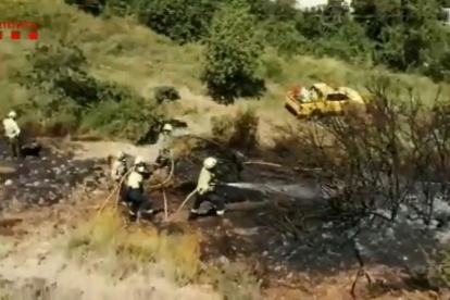 Bombers treballant a la zona de l'incendi d'Arnes