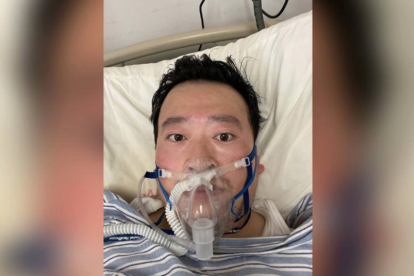L'oftalmòleg Li Wenliang ingressat a l'hospital.