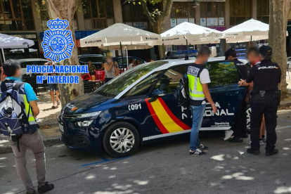 Un vehicle i agents de la policia espanyola, detenint el propietari d'un 'kebab' al passeig de l'Estació de Valls.
