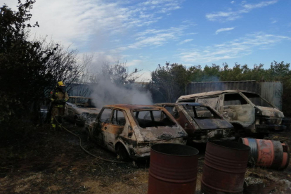 Imatge dels vehicles cremats aquesta tarda a la granja de Reus
