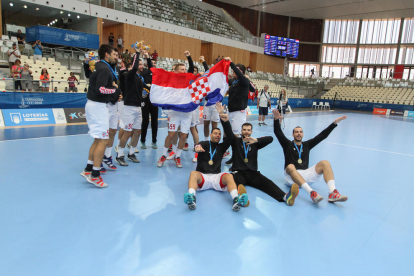 La selección de Croacia de balonmano, celebra la victoria en el Palau d'Esports en los Juegos Mediterráneos.