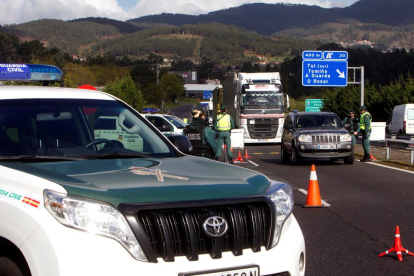 Efectivos de la Guardia Civil en un control de acceso instalado en el Puente Internacional de Tuy (Pontevedra), después del anuncio de estado de alarma que hace que se hayan cerrado fronteras con Portugal