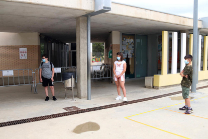 Els tres alumnes de cinquè de primària de l'Institut Escola l'Agulla del Catllar, al pati del centre abans d'entrar a classe.