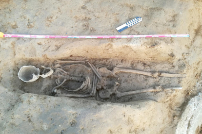 Uno de los esqueletos en la zona de excavación de Fares.