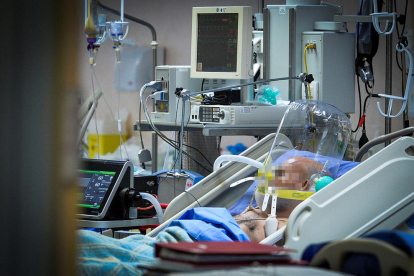 Imagen de archivo de un enfermo afectado por la Covid-19 en un hospital italiano.