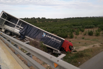 Imatge del camió accidentat.