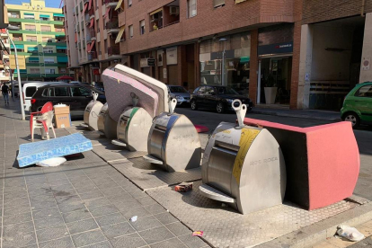 Imatge de brossa fora dels contenidors del carrer Mallorca.
