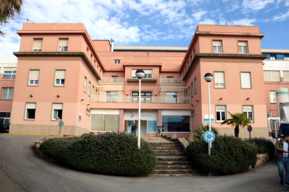 La façana principal de l'hospital de Palamós.