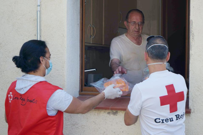 Un hombre recibe atención por parte de la Cruz Roja.