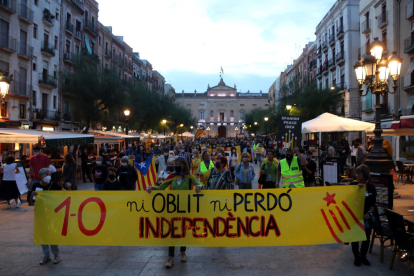 Pla general de les persones concentrades a la plaça de la Font de Tarragona iniciant la manifestació.