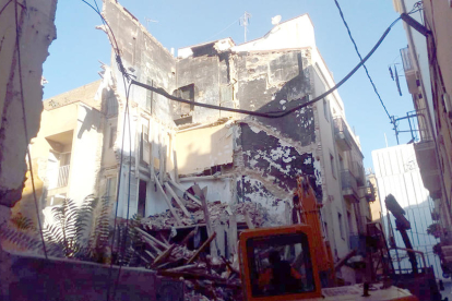 Imatge de la casa ensorrada al carrer de Sant Antoni.