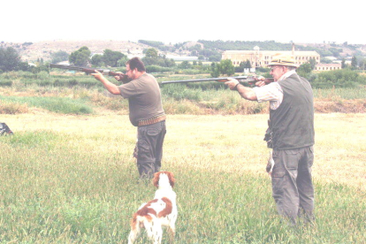 Imagen de archivo de unos cazadores con un perro.