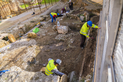 Imatge dels treballs d'excavació del Teatre romà durant la segona setmana d'activitats.