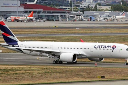 Imatge d'un avió de la companyia LATAM
