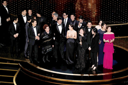 El director y los intérprets de 'Parásitos' durante la ceremonia de los Oscar.