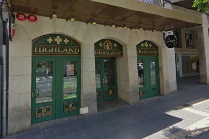 Imatge de l'entrada de la discoteca Highland, situada a la Rambla Vella de Tarragona.