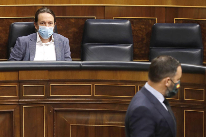 El president de Vox, Santiago Abascal, passa per davant de l'escó del vicepresident tercer del Govern, Pablo Iglesias