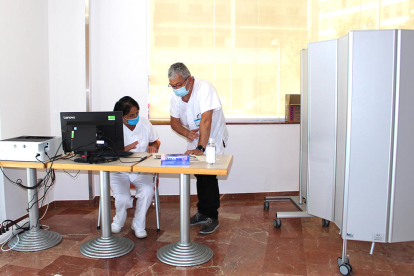 Dos membres de l'equip que fan proves PCR a l'Hotel Salut de Tarragona.