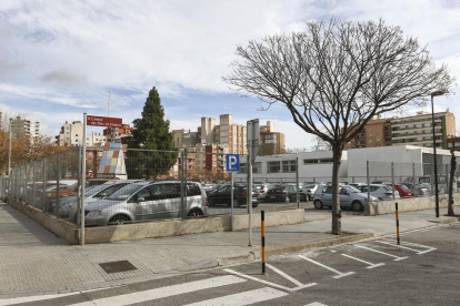 El ámbito de la calle del Ball de Diables que se ha puesto en venta acoge un aparcamiento con 68 plazas.