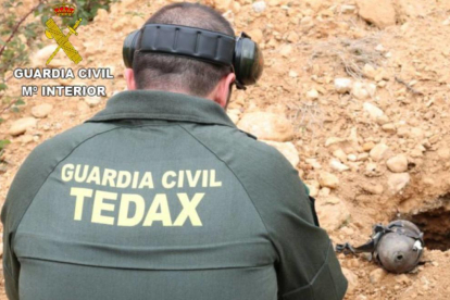 Imagen de archivo de un agente de los TEDAX de la Guardia Civil.