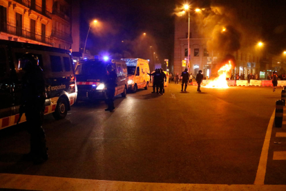 Diverses furgones dels Mossos i una ambulància al centre de Barcelona durant els aldarulls