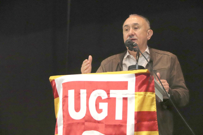 El secretario general de UGT, Josep Maria Álvarez, durante su intervención en la asamblea celebrada en el centro cívico de Torreforta