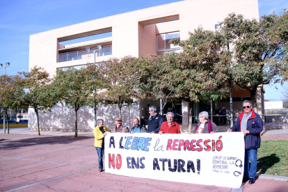Les persones concentrades davant els jutjats d'Amposta amb una pancarta amb el lema 'A l'Ebre la repressió no ens atura'