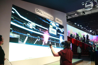 Una persona utilitzant unes ulleres de realitat virtual de Dell al Mobile World Congress, el 25 de febrer del 2019.
