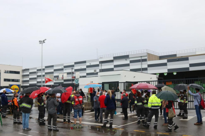 L'exterior del centre logístic de Lidl a Montcada i Reixac, amb empleats a la porta manifestant-se.