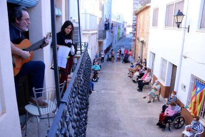 Lluís Fernández y su hija Núria actuando desde el balcón de su casa en Freginals.