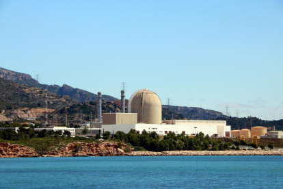 La central nuclear Vandellòs II desde la playa de la Almadraba.