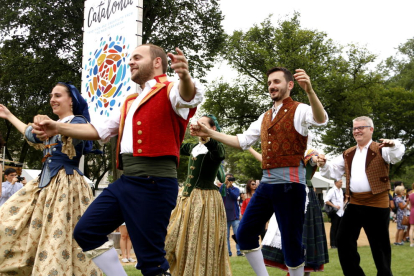 Un grupo danzante catalán bailando en la Almádena de Washington, durante el smithsoniana Folklife Festival.