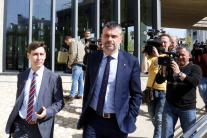 Santi Vila marxa dels jutjats d'Osca, després de declarar, acompanyat del seu advocat, en una imatge del 2018.